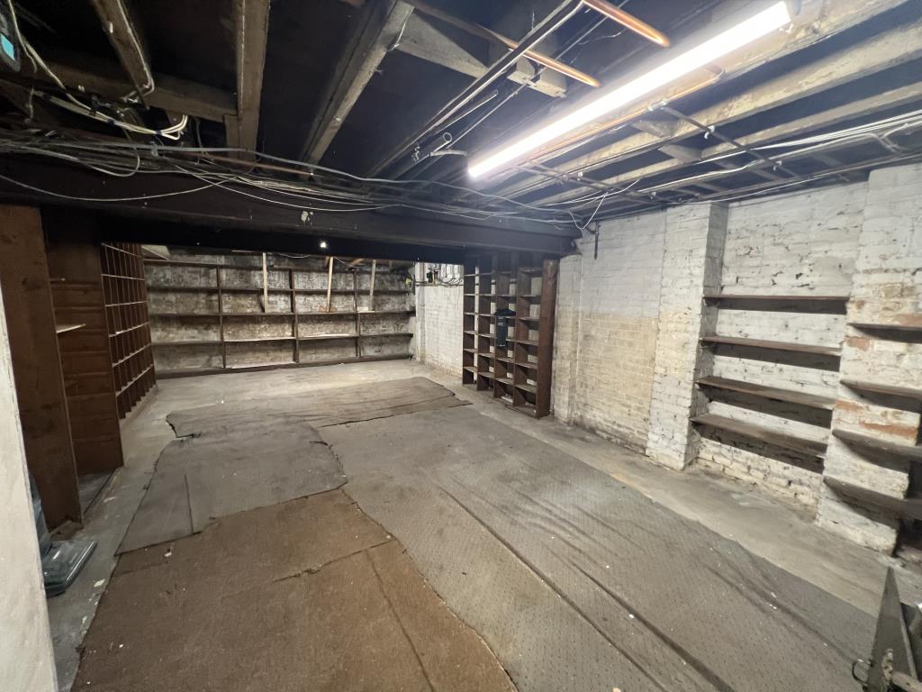 Lot: 22 - ENTIRE VACANT FREEHOLD BUILDING COMPRISING BASEMENT, COMMERCIAL UNIT AND UPPER PARTS - 